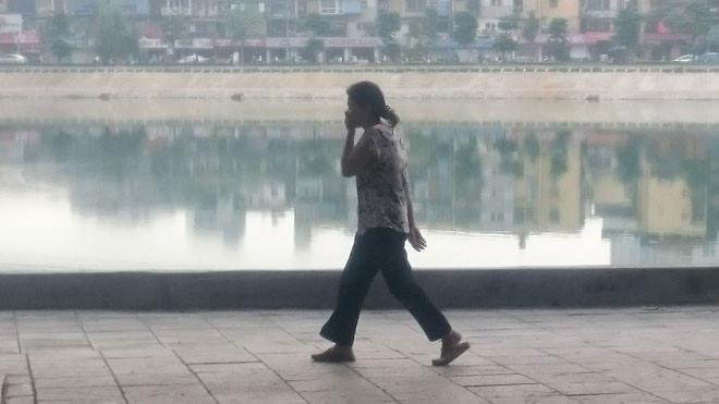 Người dân phải bịt mũi mỗi khi đi qua hồ Ngọc Khánh những ngày này.