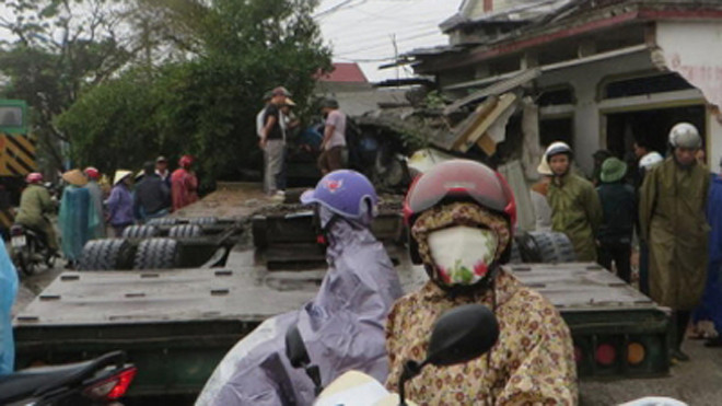 Xe container đâm sập một nhôi nhà thuốc tây