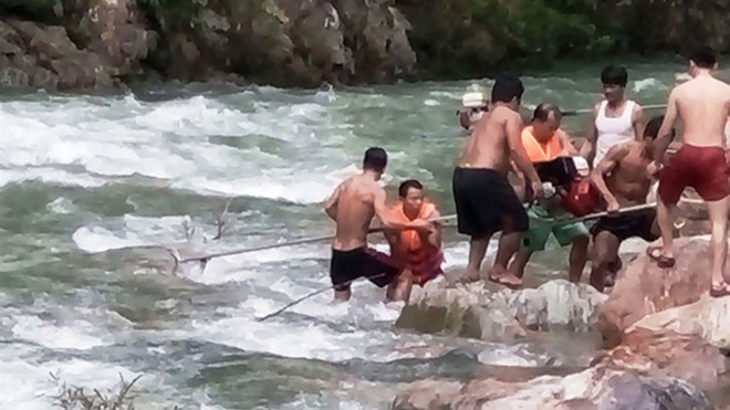 Giải cứu nhóm kiểm lâm bị mắc kẹt giữa lũ rừng tàn khốc.