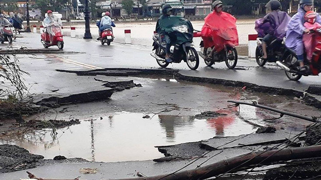 Mặt Đập Đá nát bươm sau khi lũ lớn rút đi. 