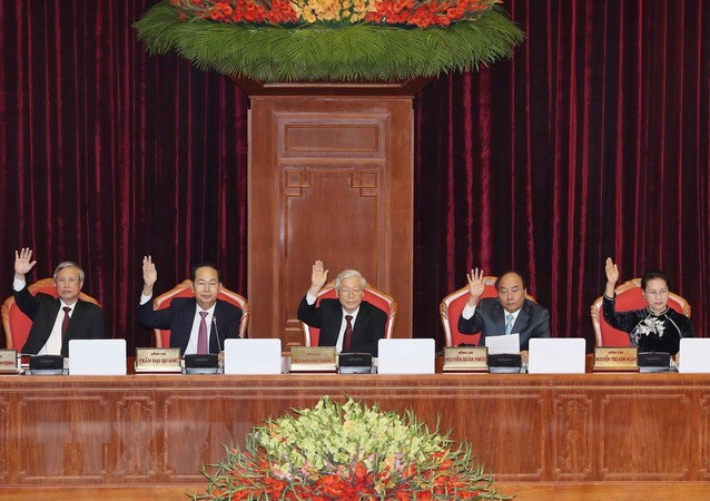 Tổng Bí thư Nguyễn Phú Trọng, Chủ tịch nước Trần Đại Quang, Thủ tướng Nguyễn Xuân Phúc, Chủ tịch Quốc hội Nguyễn Thị Kim Ngân và Uỷ viên Bộ Chính trị, Thường trực Ban Bí thư Trần Quốc Vượng biểu quyết thông qua Nghị quyết Hội nghị Trung ương lần thứ bảy. 