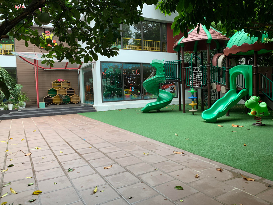 Cơ sở mầm non Maple Bear Westlake Point tại 24 Quảng Bá (Tây Hồ, Hà Nội) cửa đóng then cài, không có học sinh. Ảnh: Đỗ Hợp