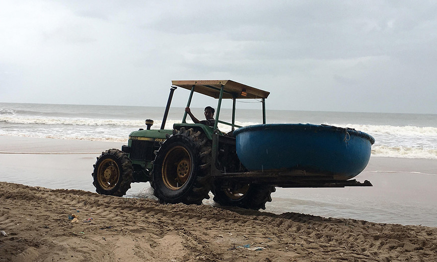 Người dân sơ tán ngư cụ.