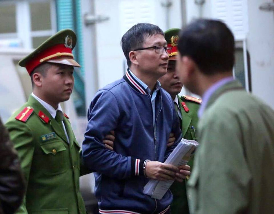 Đoàn xe chở ông Đinh La Thăng và đồng phạm đến Tòa Hà Nội