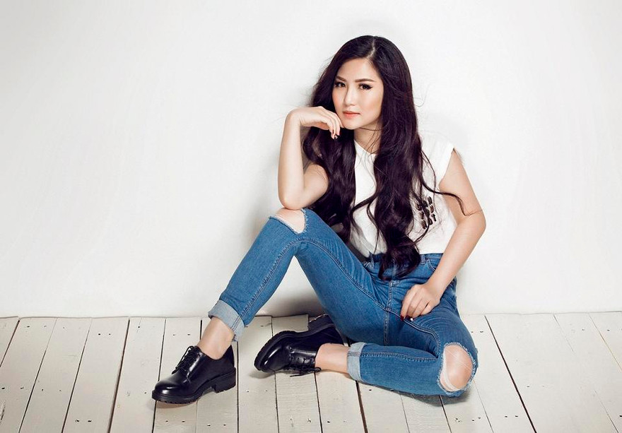 Hương Tràm xuất hiện kín đáo và cá tính trong bộ ảnh thời trang mới.