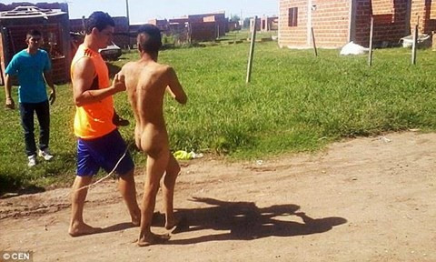 Người thanh niên bị lột trần diễu phố - Ảnh: CEN.