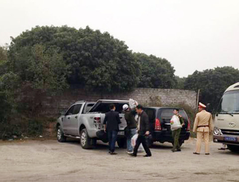 Lực lượng chức năng thu giữ tang vật vụ đánh bạc. Ảnh: Báo Quảng Ninh