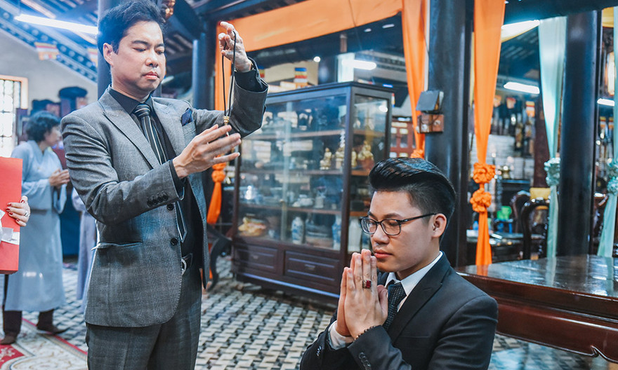 Ngọc Sơn làm lễ nhận Duy Cường làm con nuôi tại chùa Giác Lâm.