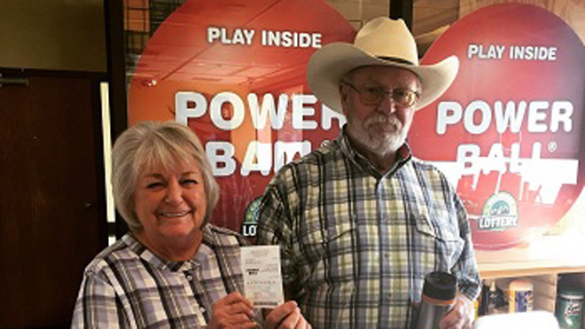 Vợ chồng bà Finchum khoe tấm vé trúng thưởng. Ảnh: ABC.