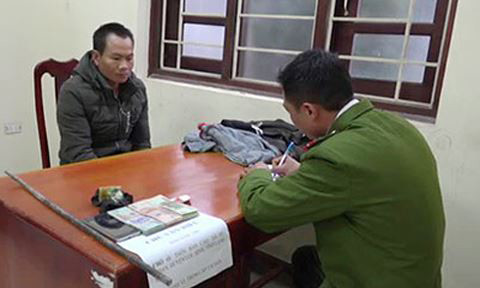 Đối tượng Hiếu (bìa trái) khai nhận tại cơ quan công an. Ảnh: N. Thái