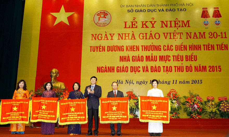Thứ trưởng Nguyễn Vinh Hiển trao Cờ thi đua, bằng khen của Bộ GD&ĐT cho các cá nhân, tập thể.