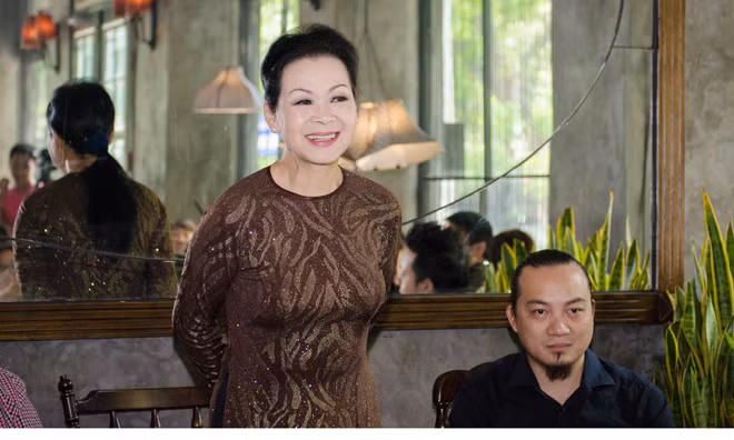 Khánh Ly hạnh phúc đón nhận sự chào đón nồng nhiệt của báo giới Hà Nội.
