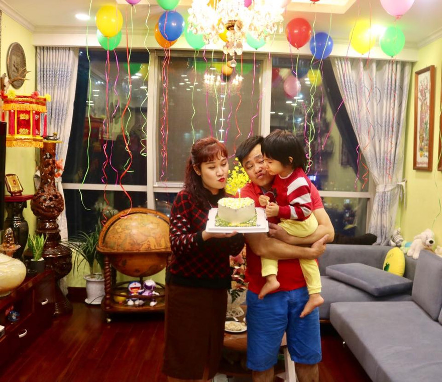 "Táo" Tự Long hạnh phúc đón tuổi 44 bên vợ con. Nhân dịp này, anh cũng gửi lời cảm ơn tới mẹ đẻ, mẹ vợ, vợ - những người phụ nữ quan trọng trong cuộc đời nam diễn viên.