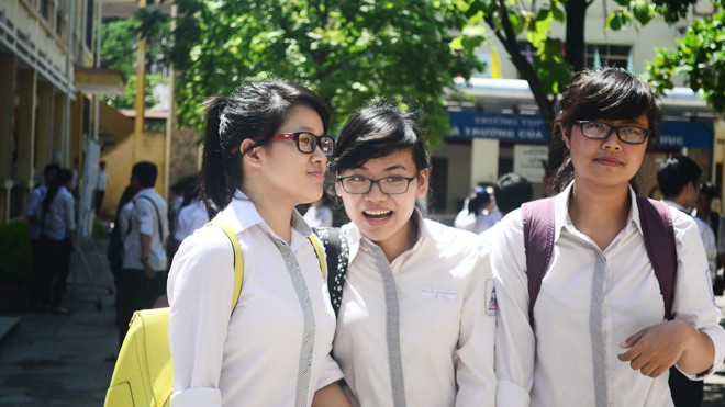 Thí sinh vui vẻ khi kết thúc môn Ngữ Văn năm 2014. Ảnh: Đỗ Hợp