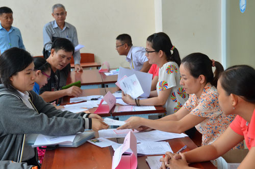 Thí sinh nộp hồ sơ vào Trường ĐH Y Dược TP HCM. Ảnh: TẤN THẠNH/Người lao động