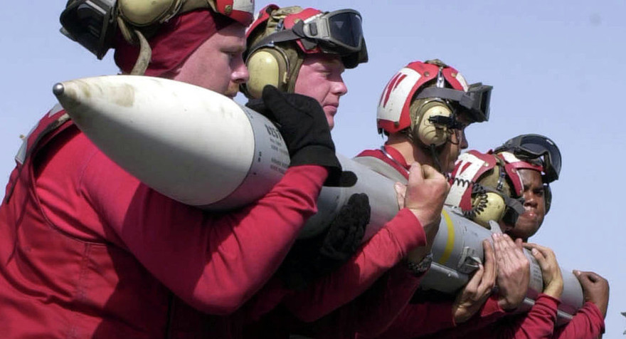 Mỹ nạp bổ sung tên lửa tối tân cho chiến đấu cơ