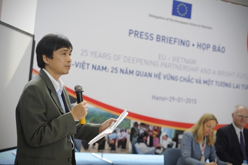 Nhà báo Nguyễn Huy Lộc – Tổng Biên tập báo Sinh Viên Việt Nam phát biểu phát động cuộc thi viết “Điều gì làm bạn ấn tượng nhất về EU, hãy viết ra và giành vé máy bay đến thăm châu Âu” tại buổi họp báo công bố về các hoạt động kỷ niệm 25 năm quan hệ ngoại 