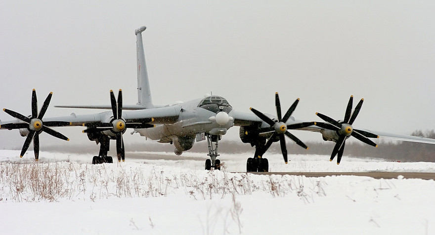 Máy bay Tu-142.