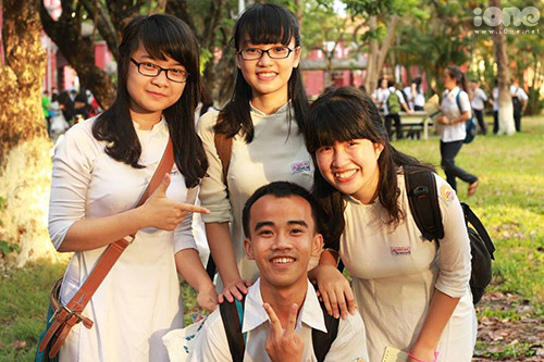 Cuộc sống tự lập đã giúp Yến Nhi (ngoài cùng bên phải) trưởng thành hơn so với các bạn đồng trang lứa.