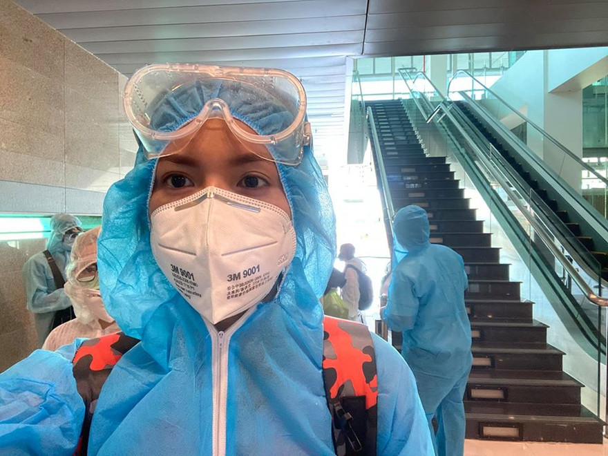 Siêu mẫu Minh Tú đã về tới Việt Nam, đi cách ly tập trung 14 ngày tại Cần Thơ.