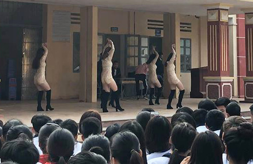 Hình ảnh trong buổi diễn văn nghệ ở THPT Bất Bạt (Hà Nội) gây xôn xao dư luận.