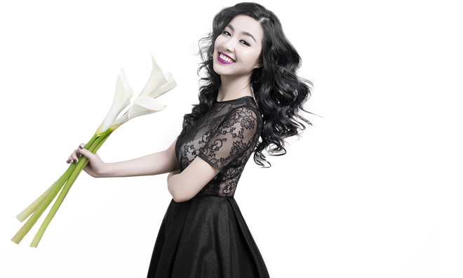 Lê Khánh tươi hơn hoa khi chụp ảnh thời trang