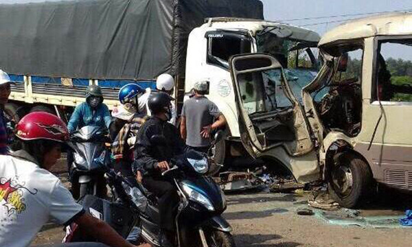 Hiện trường vụ TNGT đặc biệt nghiêm trọng khiến 21 người thương vong.