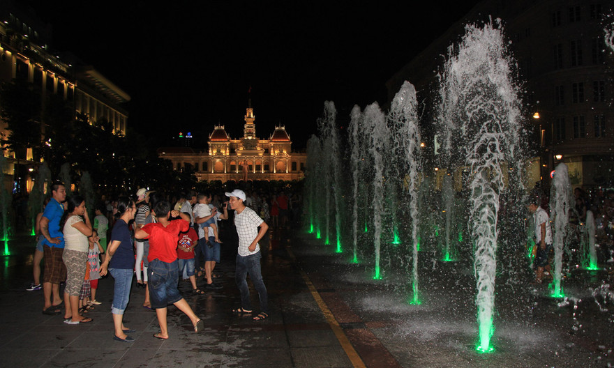 Vui đùa trong khung cảnh nhạc nước.