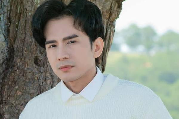 Showbiz 12/12: Đan Trường kể về tai nạn hi hữu khiến anh không thể bắt tay khán giả