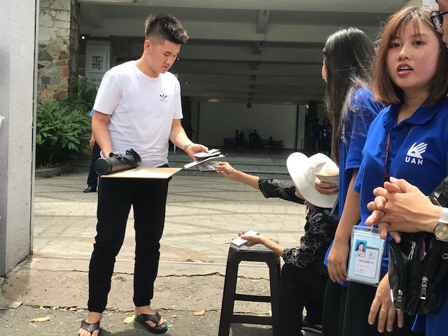 Đội quân cho thuê ghế bắt chẹt… sỹ tử mùa thi