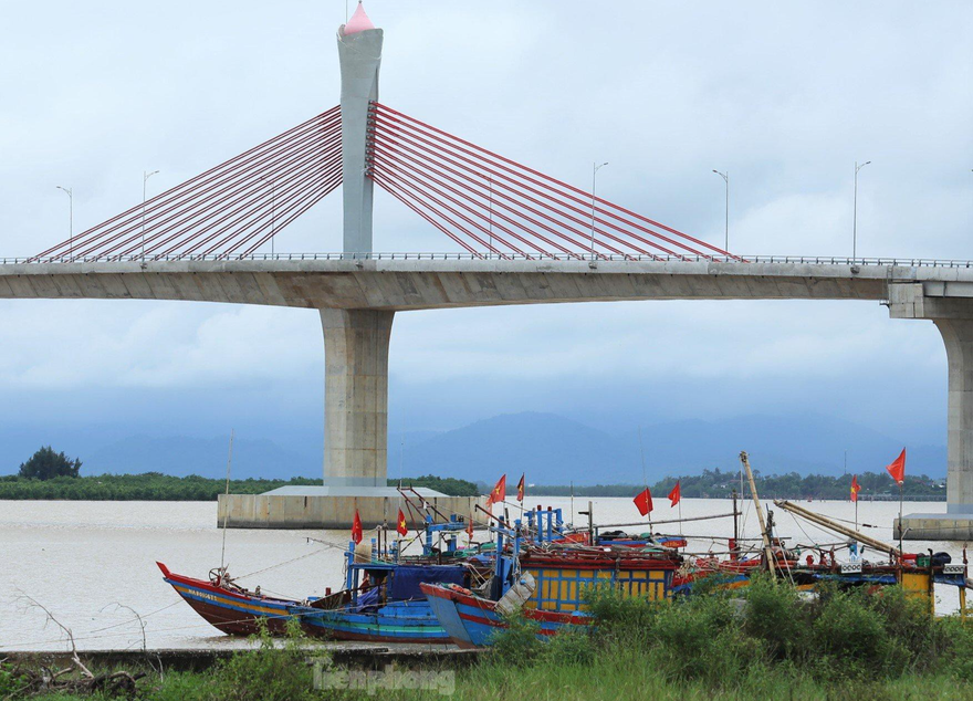 Người dân phố biển Cửa Lò chằng chống nhà cửa ứng phó bão Côn Sơn
