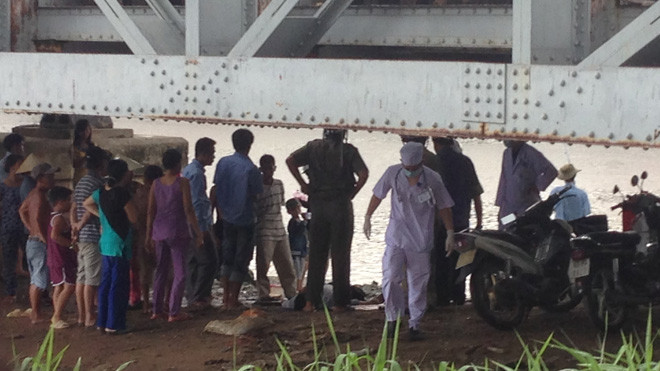 Người đàn ông nhảy cầu may mắn được cứu sống. 