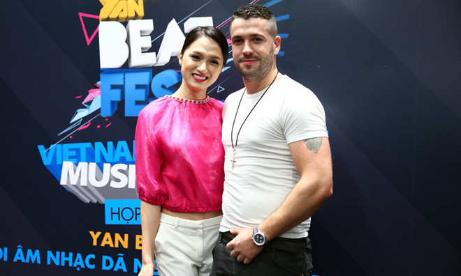 Hương Giang Idol mê mẩn vẻ đẹp trai của Shayne Ward 