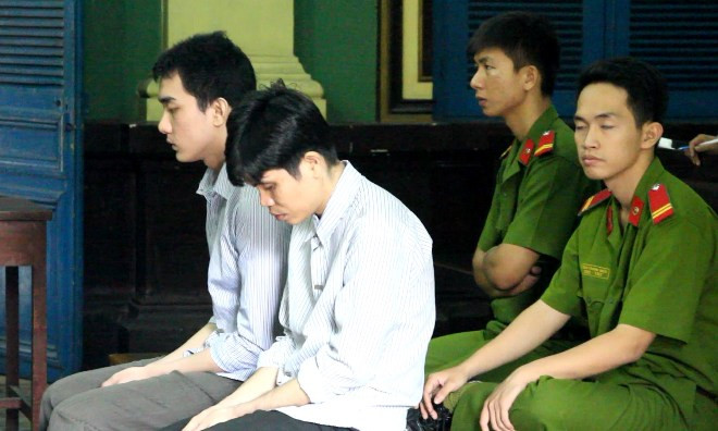 Tùng và Bảo tại tòa.