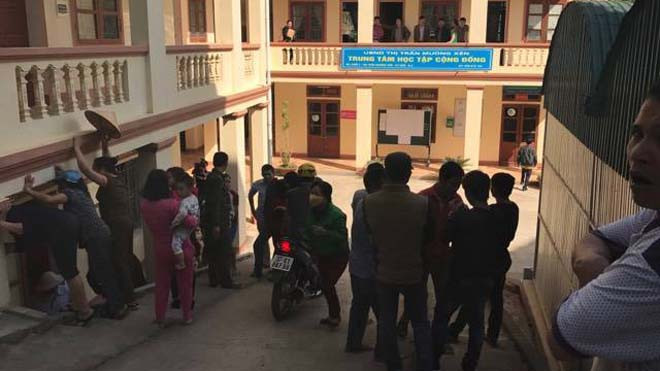 Rất đông người dân tập trung thể hiện sự bất bình về hành động bắt cóc trẻ em. 