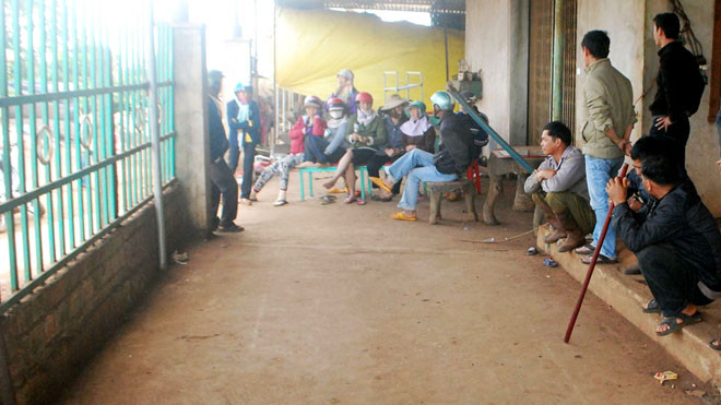 Rất đông hộ dân kéo đến cơ sở thu mua cà phê của bà Tam vào ngày 31/12.