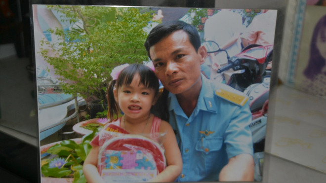 Thiếu tá Lê Hồng Quân và con gái.