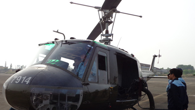 Chiếc UH-1 số hiệu 7914 đã được gắn đại liên minigun 6 nòng để chuẩn bị diễn tập bắn ném đạn thật. Ảnh: TĐ. 