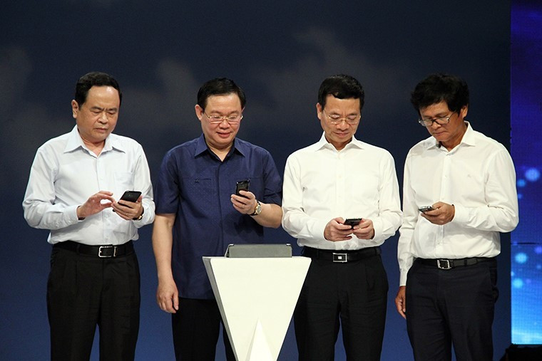 Phó thủ tướng kêu gọi nhắn tin ủng hộ người nghèo