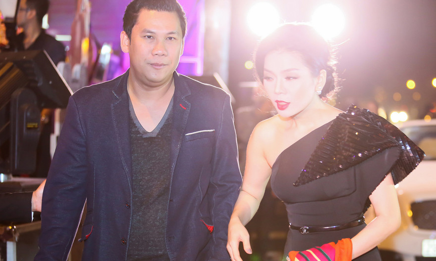 Lệ Quyên được ông xã tháp tùng khi đi diễn ở Hà Nội tối qua.