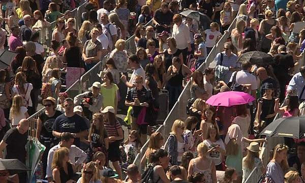 Hàng dài những cô gái đang đợi cơ hội trở thành ngôi sao điện ảnh.