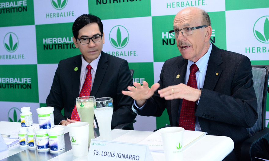 TS. Ignarro và TS. Nguyễn Thắng – TGĐ Herbalife Khu vực Việt Nam – Campuchia – Thái Lan chia sẻ về cách bảo vệ tim mạch.