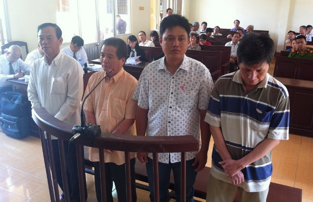 Các bị cáo tại phiên tòa sáng nay. 