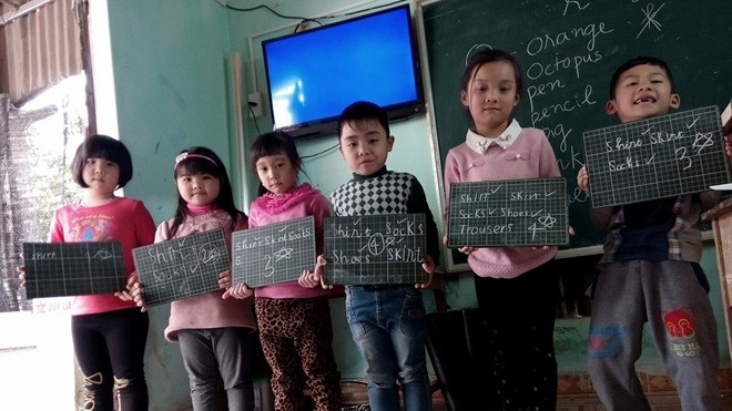 Nhiều học sinh nhí đi học tiếng Anh trong dịp hè. Ảnh: ĐH