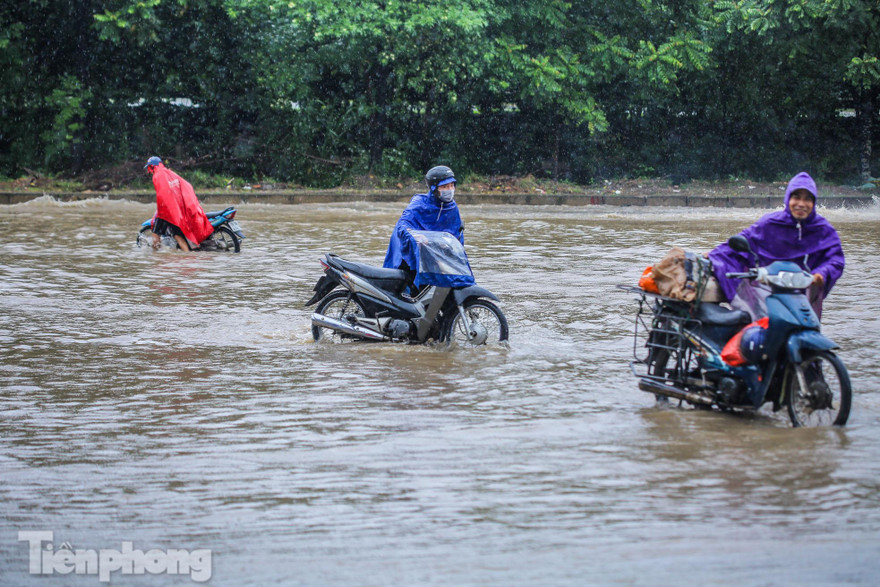 Lao vào biển nước sau trận mưa lớn kéo dài, nhiều xe 'chết đuối'