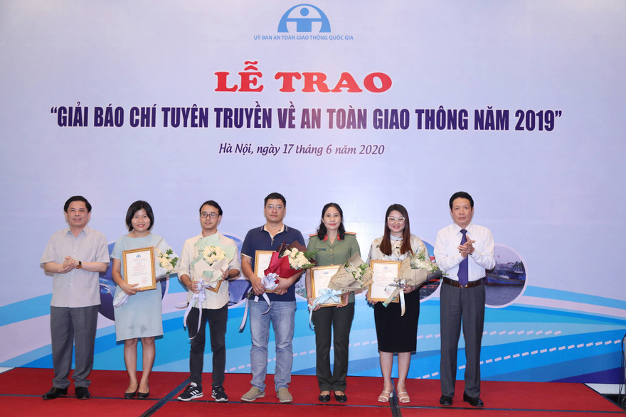Đại diện các tác giả đạt giải Nhì Báo chí tuyên truyền về an toàn giao thông năm 2019