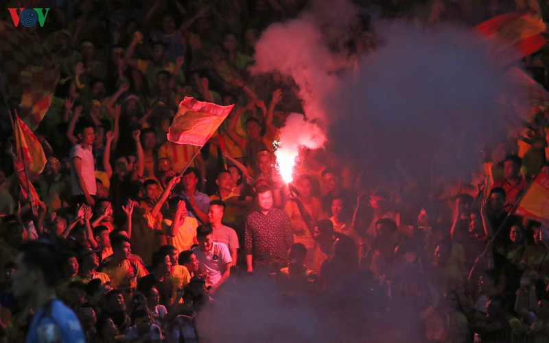Kẻ đốt pháo sáng giữa đám đông CĐV Nam Định trên khán đài sân Hàng Đẫy tối 11/9. (Ảnh: H.N)
