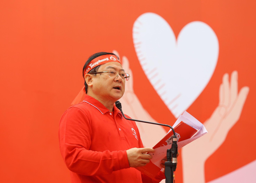 Nhà báo Lê Xuân Sơn, Tổng biên tập báo Tiền Phong, Trưởng Ban tổ chức chương trình Chủ nhật Đỏ.