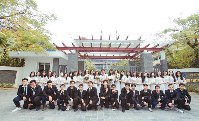 Tập thể lớp 9A01 cùng giáo viên chủ nhiệm. 