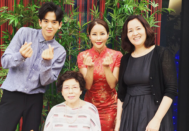 Theo miêu tả, không khí buổi gặp gỡ là gượng gạo cho cả hai bên. Shim Mina từng bị mẹ chồng (váy đen) phản đối. 